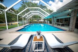 迈阿密Luxury Miami Village w/Pool+Grill+MiniGolf的一座带玻璃天花板的建筑中的游泳池