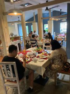 尼甘布Morning Star Resorts的一群坐在餐厅桌子上的人