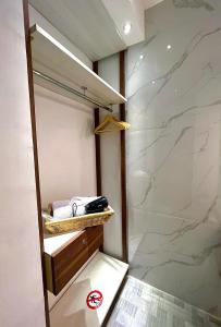巴淡岛中心oxy suites G-03 at Shop House Meisterstadt Pollux Habibie的设有带步入式淋浴间和盥洗盆的浴室