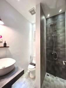 巴淡岛中心oxy suites G-03 at Shop House Meisterstadt Pollux Habibie的一间带水槽、卫生间和淋浴的浴室