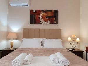 马夫罗沃Malvazios Villas #8的一间卧室配有一张床,上面有两条毛巾
