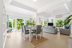 拉迈2BR Villa Baan Orchid, seconds to beach的一间带桌椅的用餐室