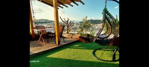 塞雷ALEXANDER Golden View Serres的阳台设有吊床,享有城市美景。