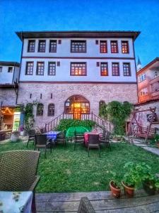 番红花城Muhsin Bey Konağı的一座带椅子的庭院的大型建筑
