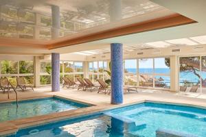帕格拉Universal Hotel Lido Park & Spa的海景别墅内的游泳池