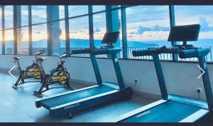 哥打京那巴鲁LILO Staycation JQ的大楼内健身房的两辆健身自行车