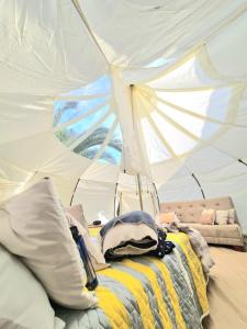 基多Hermoso Glamping en Quinta Privada的帐篷内一间卧室,配有一张床