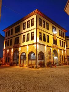 番红花城Muhsin Bey Konağı的一座建筑的侧面有灯