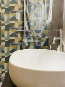 巴列塔Il Pilone的浴室设有白色水槽和马赛克墙