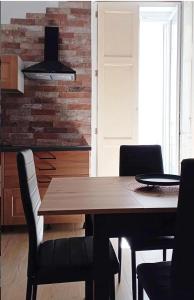 巴列塔Il Pilone的一间带木桌和椅子的用餐室