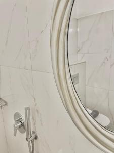 卡马利Villa Maina的一间带镜子和水槽的浴室