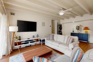 大洋城Tiburon 2C的带沙发和平面电视的客厅