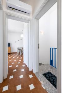 佩斯科勒海滨Casa vacanze Pescoluse的开放式走廊,铺有瓷砖地板,设有用餐室