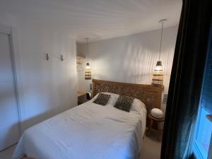 罗萨斯Almadrava Paradise的卧室配有白色的床和2个枕头