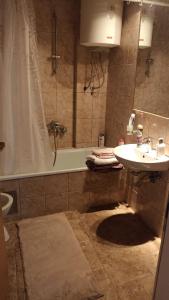 比耶利纳Dado RB的带淋浴、盥洗盆和浴缸的浴室
