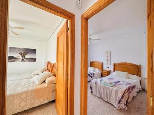 萨贡托Valencia Sol y Playa的一间卧室配有两张床和镜子