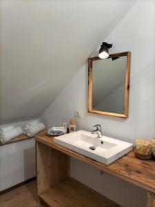 阿诺尔德施泰因AlBy&B的浴室设有白色水槽和镜子