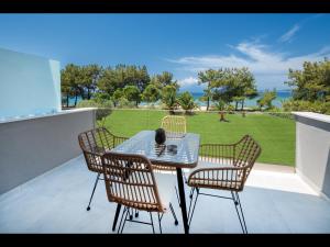 普利瑙港湾AKTAIA FRESH的享有庭院景致的阳台上的桌椅