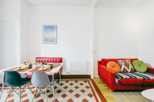 瓦龙Le Nid d'Ernest的客厅配有红色的沙发和桌子