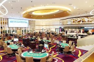 釜山塔山酒店的赌场里设有桌椅的赌场