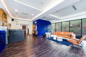 鱼池乡H& 日月潭水漾 l 伊達邵老街 l 湖景的开放式客厅配有蓝色橱柜和橙色沙发