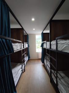 博尔若米ATI MTA - Eco Hostel的带窗户的客房内的三张双层床