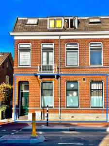 亨厄洛Residentie de Eikhof的一座红砖建筑,上面设有阳台