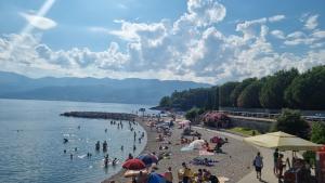 里耶卡QR Apartment for Family, Couples, and Friends stay in Rijeka的一群人,在海滩上