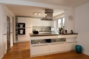 埃佩尔海姆Design Apartment in Eppelheim的厨房配有白色橱柜和台面