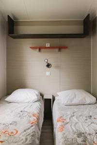 亚斯凯恩Camping ZELAIA的两张睡床彼此相邻,位于一个房间里