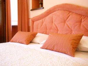 迪亚诺达尔巴卡拉比纳乡村民宿的床上有两个橙色枕头