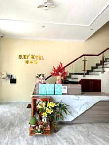 Tây NinhRUBY HOTEL的大堂设有酒店标志和鲜花