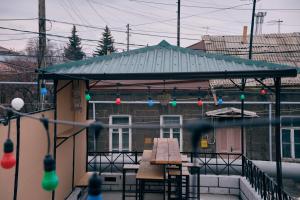 久姆里Kotun Gyumri的阳台带野餐桌的房子