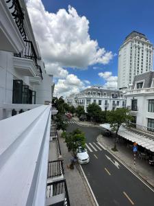 Tây NinhRUBY HOTEL的从大楼的阳台上可欣赏到街道景色