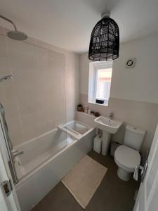 SacristonDurham Homestay的带浴缸、卫生间和盥洗盆的浴室