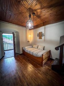 PenEl Refugio del Busgosu的一间卧室设有一张带木制天花板的大床