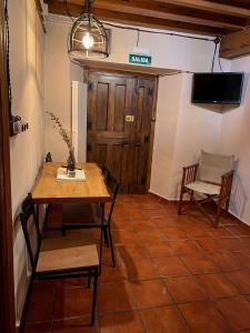 PenEl Refugio del Busgosu的配有桌椅和门的房间