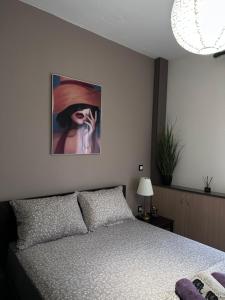 克桑西Happy Colors House Xanthi的卧室配有一张床,墙上挂有绘画作品