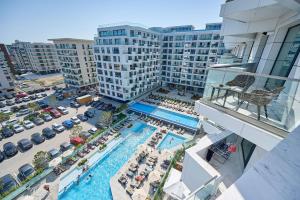马马亚Beach Bliss Apartment in Infinity Beach Resort parking的享有酒店空中美景,设有游泳池