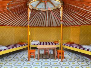 Harhorin加耶旅馆的圆顶帐篷内带两张床和一张桌子的房间