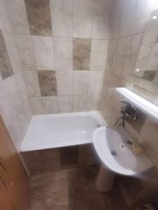 康斯坦察Apartament Ciresica的浴室配有白色浴缸和水槽