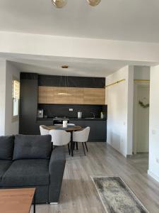古拉哈莫卢洛伊Apartament - Housing21的客厅配有沙发和桌子