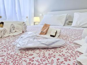 维罗纳Puccio Home - Central Station的一间卧室配有两张带毛巾的床