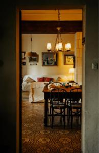 Vilobi Del PenedesCasa Rural Cal Gotlla的一间带桌子的用餐室和一间卧室