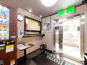 东京HOTEL LiVEMAX BUDGET Nippori的一间设有柜台和窗户的krispy kreme餐厅