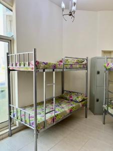 迪拜Robin Hostel Dubai的一间客房内配有两张双层床的房间