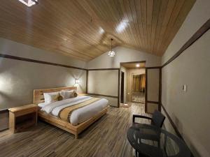 锡卡都Dream Nest Resort的一间卧室配有一张床和一把椅子