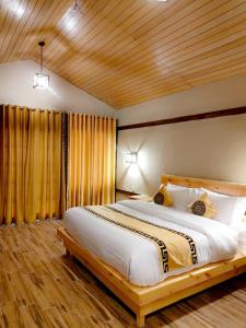 锡卡都Dream Nest Resort的一间卧室设有一张带木制天花板的大床