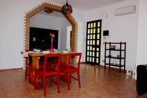 锡拉库扎Villa Nikla的客厅配有桌子和红色椅子