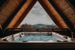 PolzelaLavender Hill, Eko Resort & Wellness的窗户客房内的浴缸